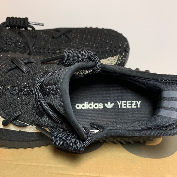 Yeezy 350 v2 Oreos - Picture 4 of 7